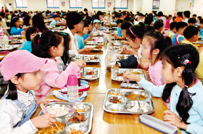 보통 학년별로 시간대를 나눠 급식실을 이용한다. 정해진 시간 안에 먹는 연습도 필요하다.