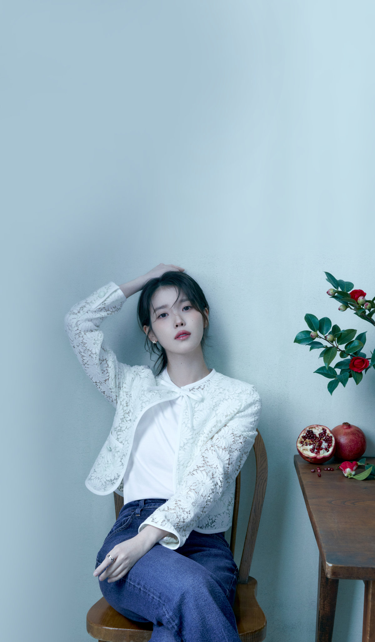 문학소녀 10대 애순, 엄마가 된 20대 애순, 서울대에 다니는 20대 금명을 소화한 아이유.