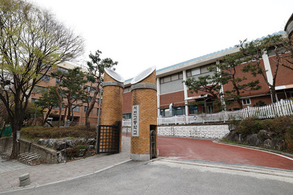 단지 안에 곳곳에 선도지구 선정을 축하하는 건설사들의 현수막이 걸려 있다(위). 시범 우성·현대는 분당초와 서현중을 품고 있으며, 분당의 명문인 서현고도 도보권이다.