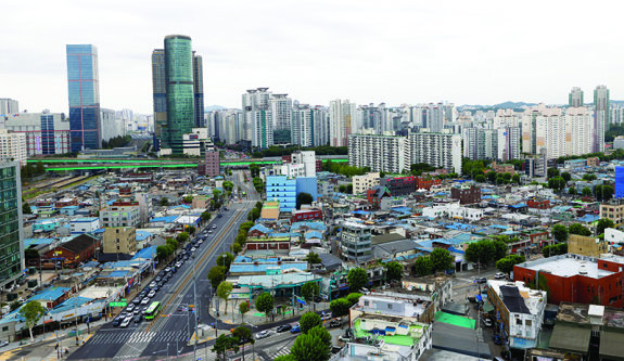 여의도와 신도림 등 인근 지역에 비해 개발이 느린 문래동.