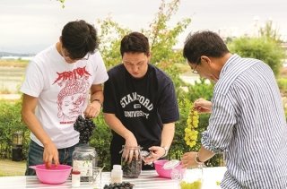 나만의 와인 만들기 체험 중인 위 와이너리 관람객.