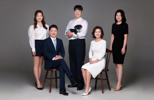 양소영 변호사의 가족사진. 세 남매 모두 서울대에 합격해 화제다.