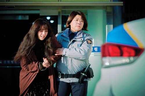 영화에서 조현병을 앓는 작가를 연기한 정려원. 거의 모든 장면에서 ‘생얼’로 등장한다. 