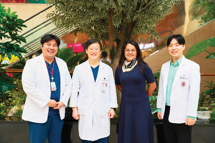 지난해 11월 13일 미국 하버드 의과대학 파울라 교수가 김현구 교수의 단일공 흉부 로봇수술을 참관하러 고대구로병원에 방문했다.