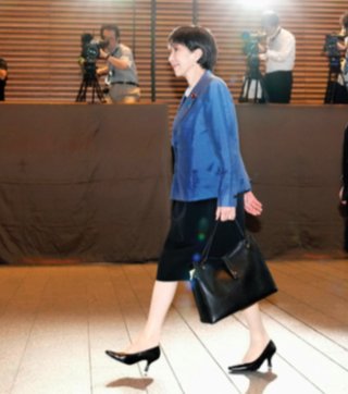 취임식 날 든 일본 장인 브랜드의 검정색 핸드백은 완판됐다.