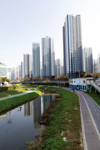 목감천을 따라 펼쳐진 광명뉴타운 신축 아파트 전경. 