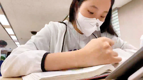 한송이씨는 “온라인 수업에서도 토론과 팀 프로젝트, 그룹 미션 등을 통해 아이가 협력과 소통을 배울 수 있었다”고 말한다. 