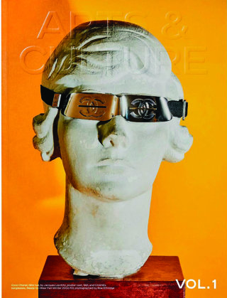 샤넬의 매거진 ‘아트&컬처’는 250페이지에 달하는 비주얼 아트 북 형태로, 패션 화보 대신 예술가들의 시선과 이야기를 담았다.