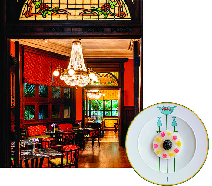 프라다는 상하이 롱 자이 저택에서 왕가위 감독과 함께 협업해 카페 ‘미 샹’을 열었다. 