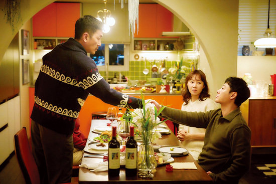 영화 ‘윗집 사람들’은 권태기를 겪는 아랫집 부부에게 윗집 부부가 스와핑을 제안하면서 벌어지는 이야기를 다룬다. 