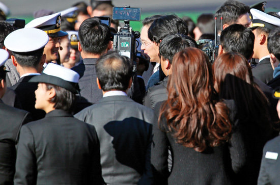 아들에게 계급장을 수여하는 이재용 회장 뒤로 기다리는 임세령 부회장.