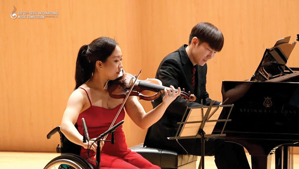 2025년 12월 10일 열린 서울국제음악콩쿠르에서 하동완 피아니스트(오른쪽)와 협연하는 모습.