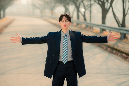 이준호는 압구정 오렌지족에서 태풍상사의 초보 사장으로 거듭난 ‘강태풍’ 역할을 맡았다.