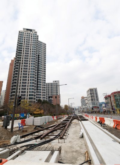 e편한세상 송파파크센트럴. 단지 바로 앞이 위례선 트램 종착역이다.