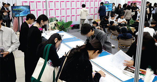 정부세종컨벤션센터에서 열린 ‘2025 세종청년취업박람회’에서 구직자들이 자신에게 맞는 일자리를 찾고 있다.