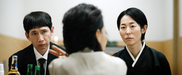 ‘고당도’는 아버지의 부의금으로 일회(봉태규) 아들(정준범)의 의대 등록금을 마련하려는 가족의 가짜 장례 비즈니스를 그렸다.