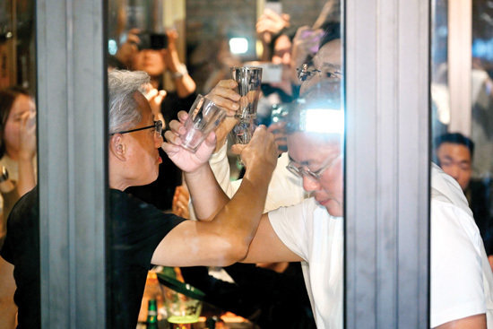 2025년 10월 30일 젠슨 황 엔비디아 최고경영자와 이재용 삼성그룹 회장, 정의선 현대차그룹 회장이 치킨집에서 ‘깐부 회동’을 가졌다.