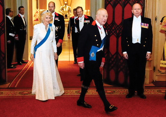 에메랄드 티아라를 착용한 카밀라 영국 왕비.