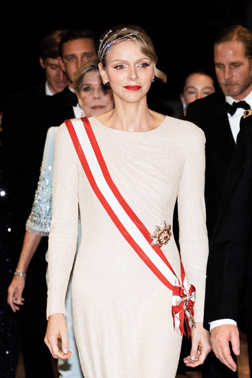 2011년 결혼식 피로연에서 썼던 티아라를 14년 만에 다시 착용한 샤를린 모나코 왕비. 