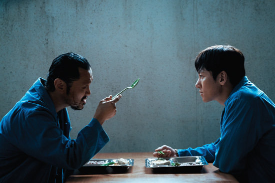 지창욱은 ‘조각도시’에서 억울하게 삶을 조각당한 후, 안요한(도경수)을 향해 복수의 칼날을 가는 박태중 역할을 맡았다.