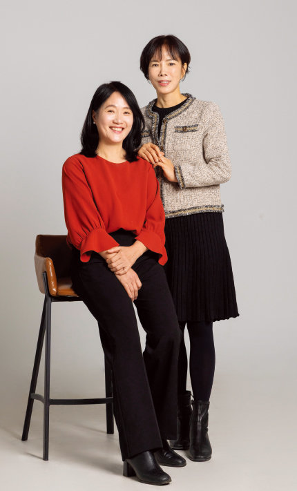 입시 전문가로 활동 중인 이춘희 씨(왼쪽)와 최주화 씨. 이 씨의 딸은 서울대 국문과를 나와 변호사로 활동 중이고, 최 씨의 아들은 서울대 의대 졸업 후 전공의 과정을 밟고 있다. 