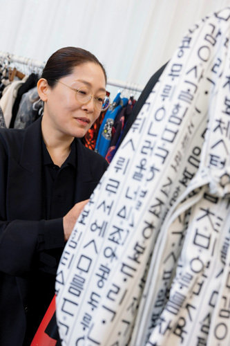 이진희 교수는 드라마나 영화 의상 작업은 “텍스트를 통해 작품의 세계관을 읽어내고 각 인물의 서사를 이해해 그걸 얼마나 잘 구현하느냐가 중요하다”고 설명했다.