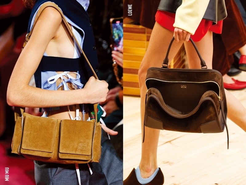 가방 하단에 음각된 로고를 넣은 미우미우(왼쪽)와 가방 내부로 로고를 숨긴 로에베.