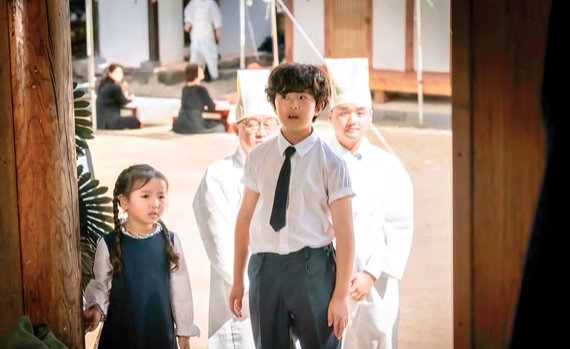 2023년, 영화 ‘컨설턴트’ 촬영 당시만 해도 개구쟁이 같던 시현 군. 어느새 “형처럼 하면 안 되겠다는 생각으로 내 사춘기를 보내려 한다”는 의젓한 예비 중학생이 됐다. 