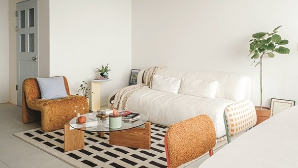 소재와 컬러의 믹스 매치 스타일링으로 세련된 멋을 낸 거실. 바닥은 타일 질감을 그대로 살린 강마루 제품으로 시공해 보행감이 편안하다.