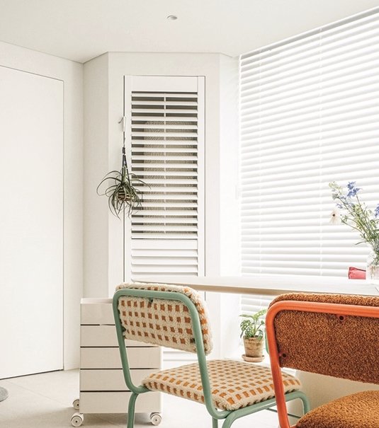 덩치 큰 에어컨을 완벽하게 감춰주는 에어컨 박스. 문을 닫은 상태에서 에어컨을 켤 수 있도록 갤러리 도어와 습기에 강한 플라스틱 소재를 사용했다. 