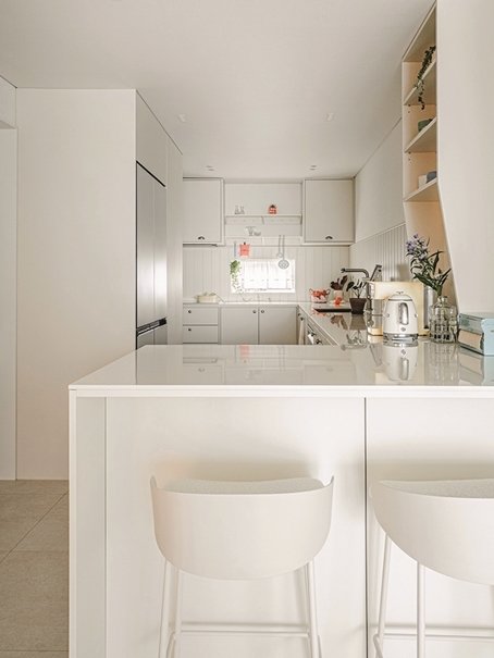 타일 대신 도장한 루버 벽으로 마감해 이국적인 분위기를 풍기는 주방. 아일랜드 식탁은 손새빛 씨가 꼭 넣고 싶었던 주방 가구로 간단한 식사와 집안일을 할 때 유용하게 활용된다.