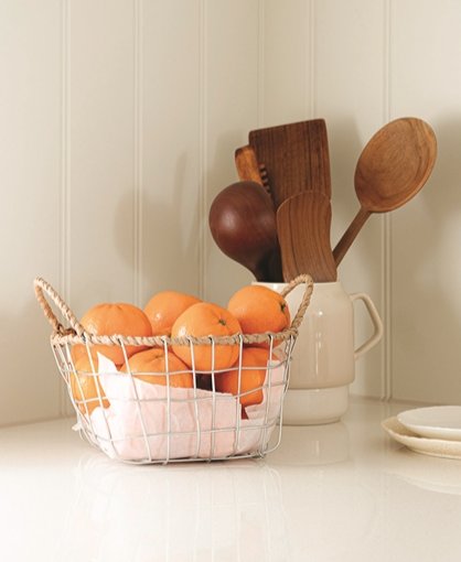 주방 전체를 미색으로 마감해 소품이 돋보인다.