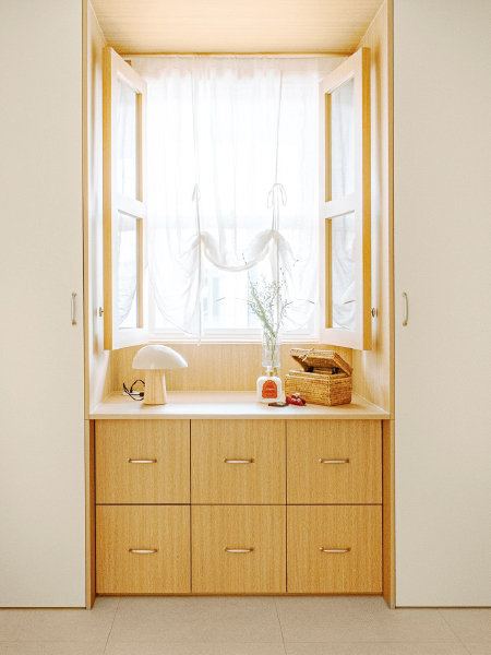 안방에서 베란다로 나가는 큰 문을 철거하고 그 자리에 화장대와 붙박이장을 놓았다. 화장대 위로 만든 원목 양개문이 유럽 집을 연상시킨다.