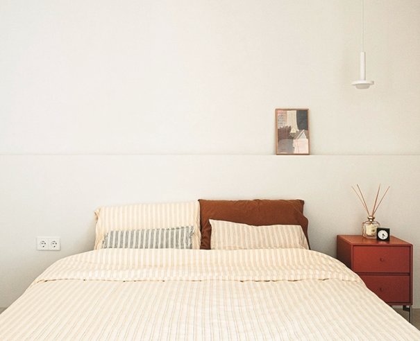 소품이나 책을 올려두기 위해 침대에는 헤드 대신 선반을 설치했다. 