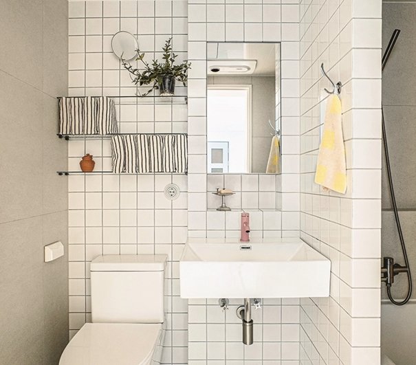 작은 조각 타일을 사용해 아기자기한 분위기를 풍기는 프렌치 스타일 공용 욕실.