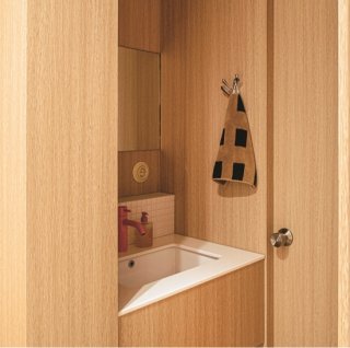 부부 욕실 입구에 만든 건식 세면대. 