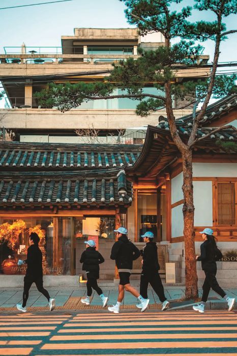 매주 오전 8시에 모여 커피를 마시거나 러닝을 하며 가볍게 교류하는 서울모닝커피클럽(SMCC). @seoulmorningcoffeeclub