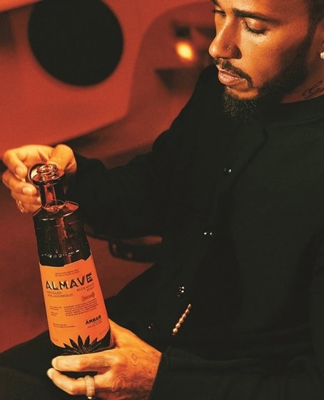 F1 드라이버 루이스 해밀턴과 멕시코 증류 장인 이반 살다냐가 함께 만든 무알코올 아가베 스피릿 ‘알마베(Almave)’. @almave