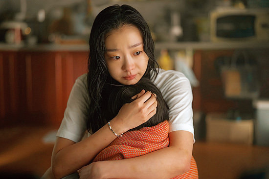 김다미는 혹독한 추위와 반복된 수중 촬영 속에서도 엄마로 성장하는 안나의 감정을 섬세하게 표현했다.