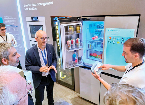  1월 7일 CES 관람객이 삼성전자 ‘비스포크 AI 패밀리허브’ 냉장고를 체험하고 있다.