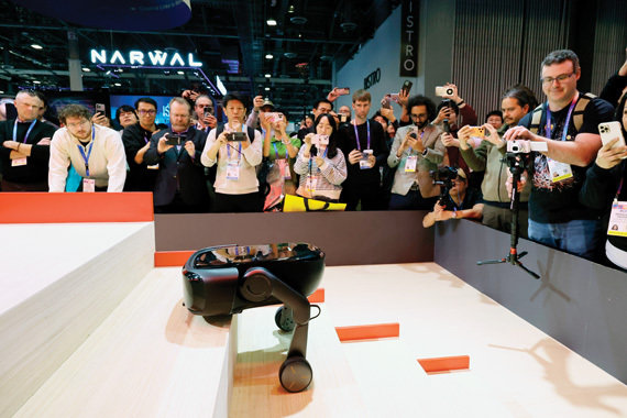 로보락이 세계 최초로 개발한 두 다리 달린 로봇청소기 ‘사로스 로버’가 1월 7일 계단 오르기를 시연하고 있다. 