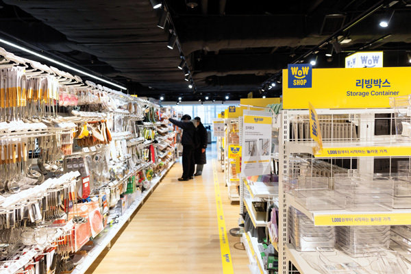 와우샵 제품과 근처 오케이 프라이스 등 저가 생활용품 사이에 뚜렷한 브랜드 구분이 되지 않았다.