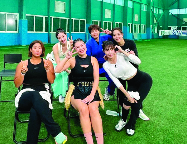 송아는 ‘야구여왕’을 통해 팀워크를 배우고 있다고 한다. 송아, 김성연, 김보름, 신수지, 최현미, 정유인(왼쪽 윗줄부터 시계 방향) 등 동료들과 함께.  