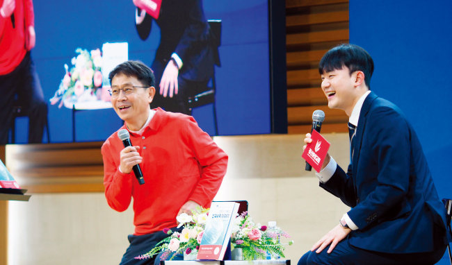 1월 17일 박현욱 작가는 경북 경산시 대평동에 위치한 경산중앙교회에서 북콘서트를 진행했다.