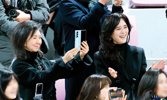 2월 9일 이부진 호텔신라 사장(오른쪽)이 이모인 홍라영 전 리움미술관 총괄본부장과 함께 아들 임동현 군의 휘문고 졸업식 밴드 공연을 즐기고 있다. 