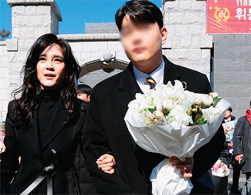 아들 임 군(오른쪽)의 휘문고 졸업식에 참석한 이부진 사장.