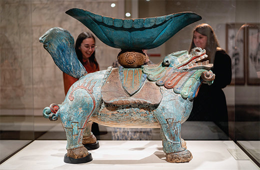 미국 워싱턴DC에서 열린 ‘이건희 컬렉션’ 가운데 법고대는 넷플릭스 애니메이션 영화 ‘케이팝 데몬 헌터스’의 캐릭터 ‘더피’를 닮았다는 입소문이 나면서 현지에서도 화제가 됐다.