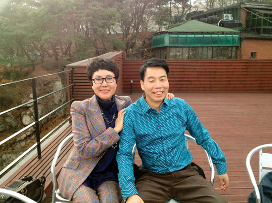 결혼하고 떨어져 지낸 날이 딱 하루뿐이라는 부부. 어딜 가든 함께했다.