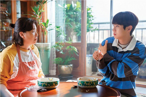 최우식이 배우 장혜진, 공승연과 함께 출연한 영화 ‘넘버원’. 엄마의 음식과 숫자를 엮은 독특한 설정으로 진한 가족애를 이야기한다. 