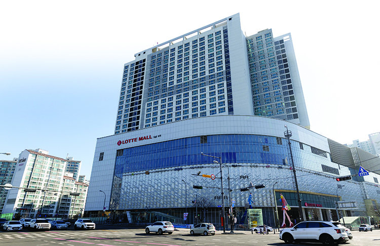 서울 잠실 롯데월드몰과 비슷한 외관의 롯데몰 수지. 